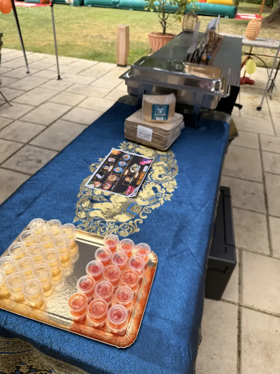 Table de dégustation dressée de desserts thaïs pour une réception