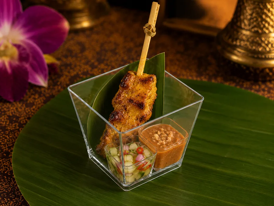 Verrine brochette satay grillée, sauce cacahuète et concombre ajad