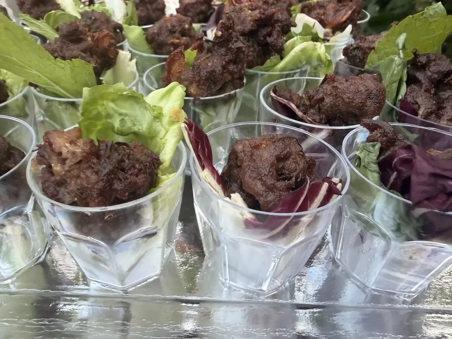 Verrines de bœuf sauté et salade croquante pour un cocktail