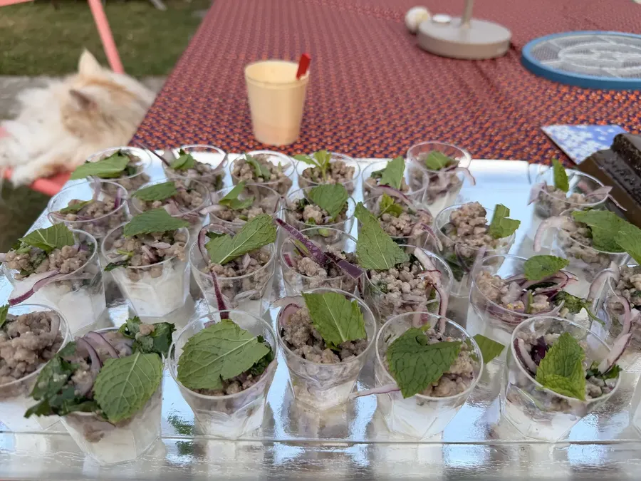 Verrines de larb à la menthe alignées pour le service