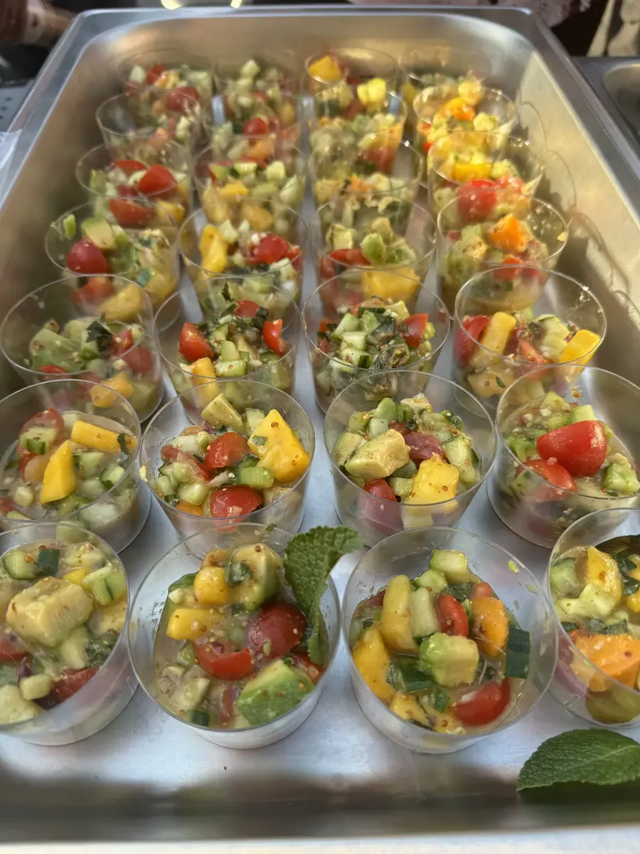 Plateau de verrines de salade de mangue et tomates cerises