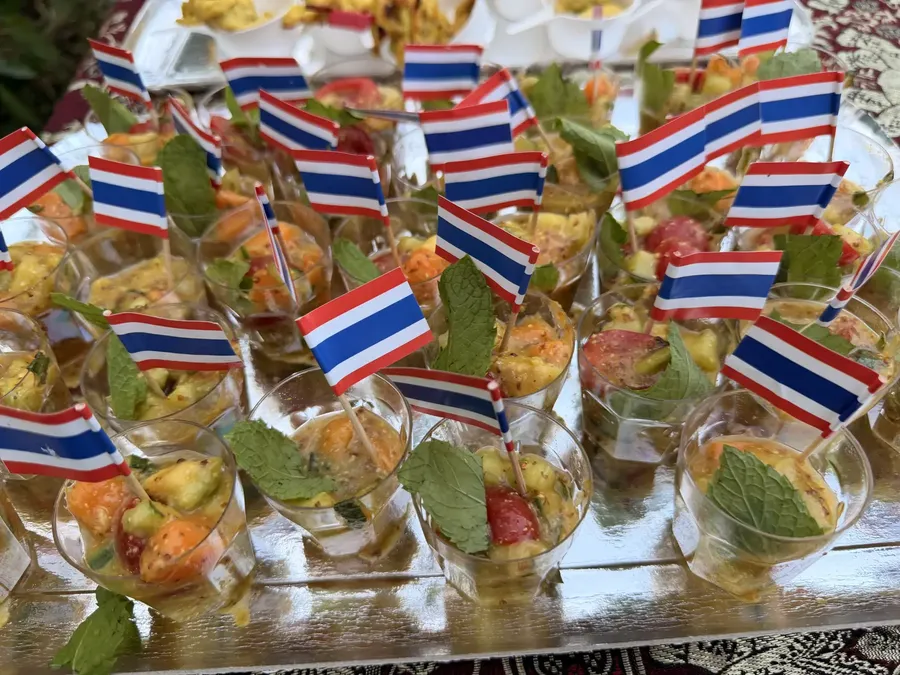 Verrines de som tam piquées de petits drapeaux thaïs pour un cocktail dinatoire